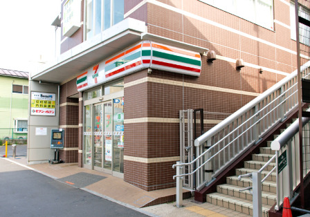 コンビニ　セブンイレブン 横浜反町駅前店（コンビニ）まで393m