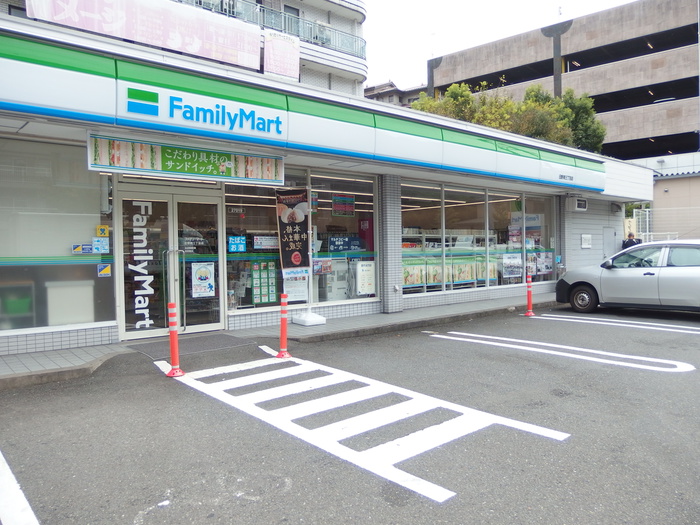 コンビニ　ファミリーマート（コンビニ）まで481m