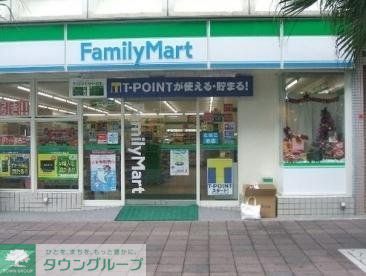 コンビニ　ファミリーマート（コンビニ）まで215m