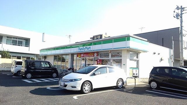 コンビニ　ファミリーマート（コンビニ）まで650m