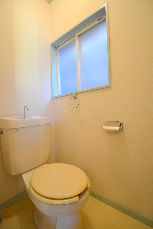 トイレ　トイレに窓付で換気もバッチリ！