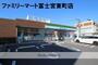 コンビニ　ファミリーマート（コンビニ）まで679m