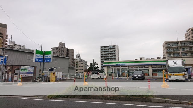 コンビニ　ファミリーマート（コンビニ）まで1325m