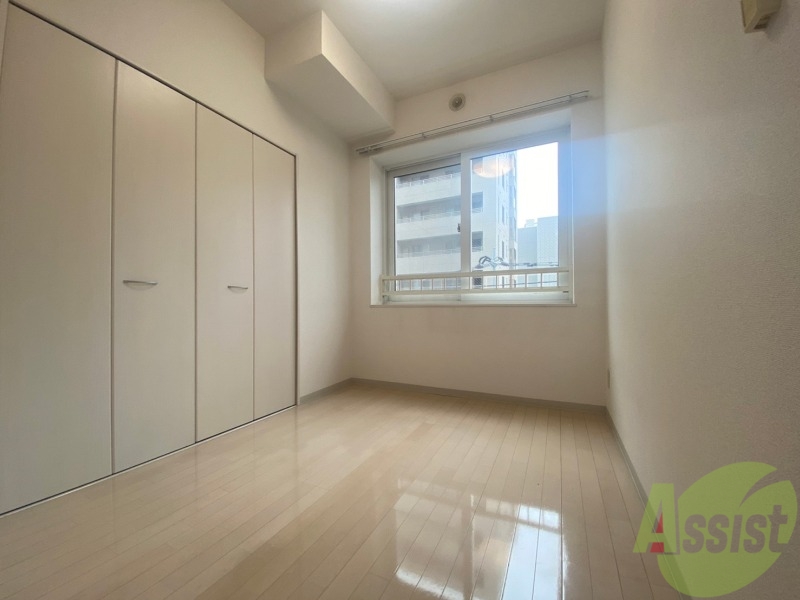 その他部屋・スペース　寝室はこちらです。光が差し込む、温かみのあるお部屋です。