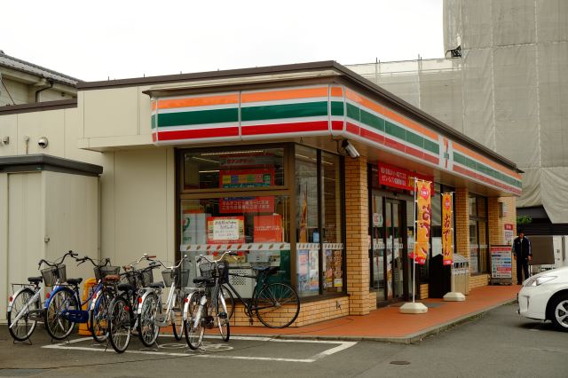 コンビニ　セブンイレブン（コンビニ）まで380m