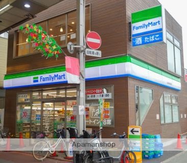 コンビニ　ファミリーマート 大田区雑色駅前店（コンビニ）まで301m