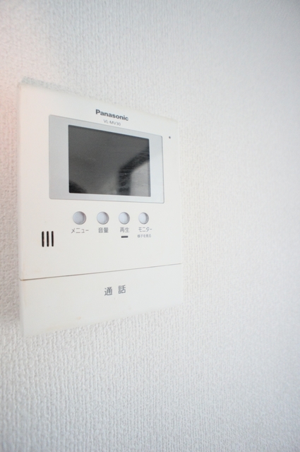セキュリティ　来訪者の姿を確認できるＴＶモニター付インターホン設置済です！