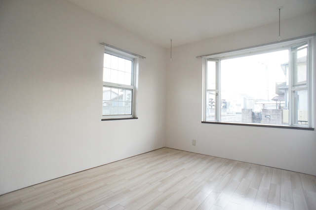 居室・リビング　２面採光なので、明るく風通しのよいお部屋です♪