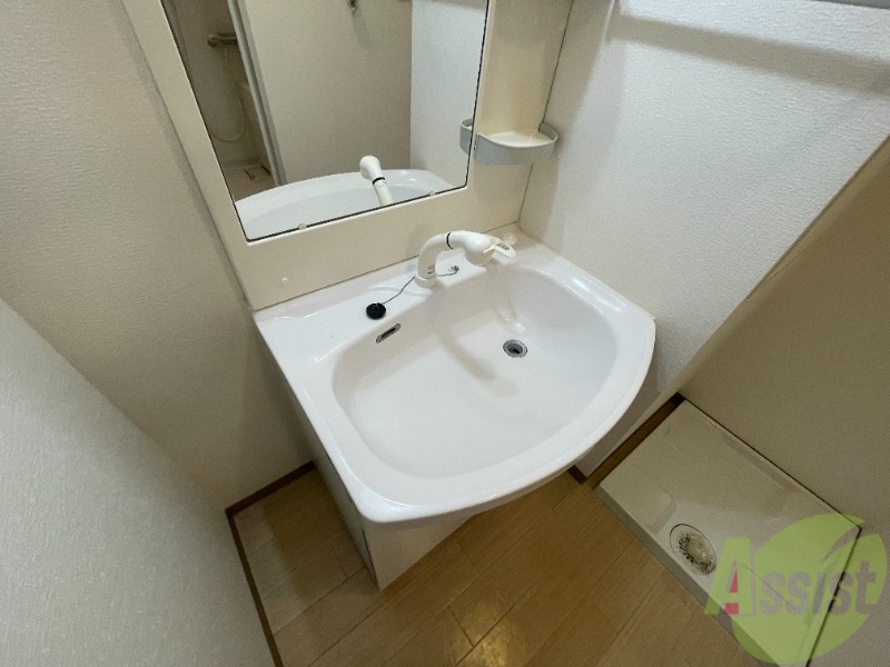 洗面設備　洗面はシャワー付きで髪の洗えちゃいますよ。
