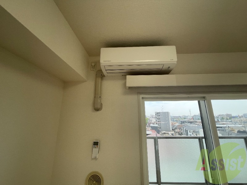 その他設備　エアコンもお部屋の角に一台。頑張ってもらいましょう。