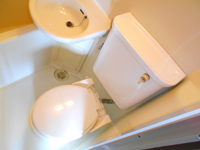 トイレ　バスルーム内のトイレです