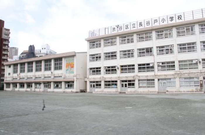 小学校　渋谷区立長屋戸小学校（小学校）まで100m