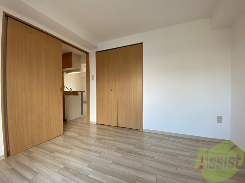 その他部屋・スペース　寝室はこちらです。光が差し込む、温かみのあるお部屋です。