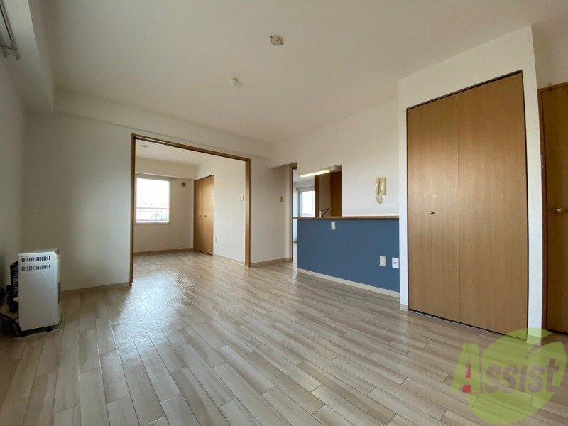 居室・リビング　木目のフローリングは落ち着きのある印象のお部屋になりますね。