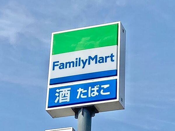 コンビニ　ファミリーマート千鳥が丘店（コンビニ）まで374m