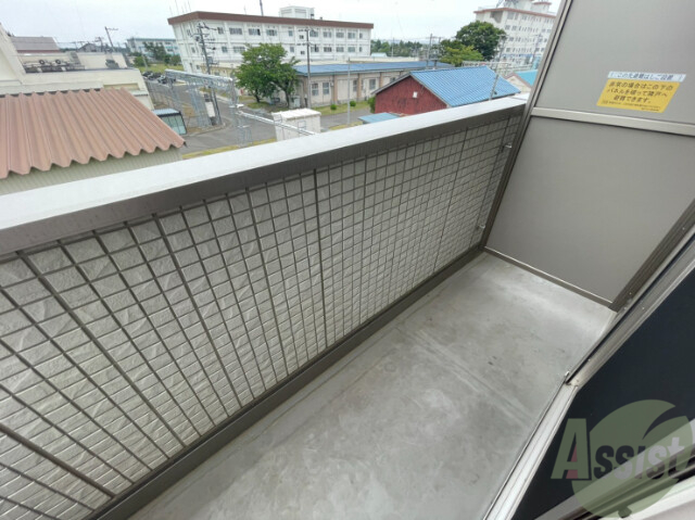 バルコニー　バルコニーは高めでお部屋の中も見えないですね。