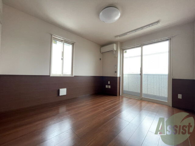 居室・リビング　二面採光から入る日差しがポカポカと暖かいお部屋です。