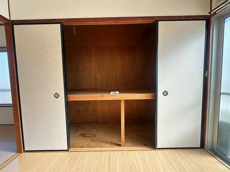 収納　※別部屋　参考写真　床の色異なります