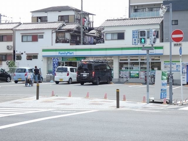 コンビニ　ファミリーマート（コンビニ）まで380m