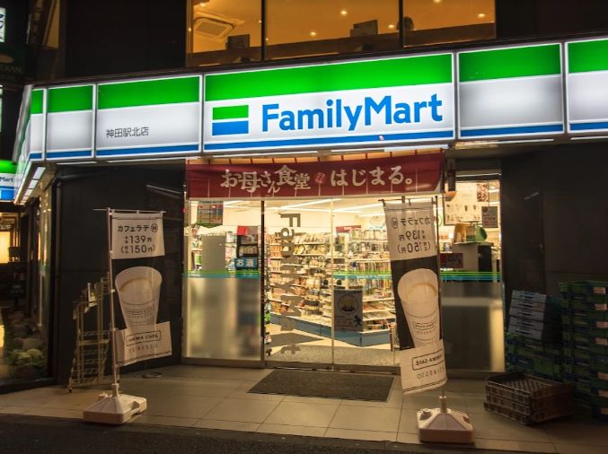 コンビニ　ファミリーマート神田駅北店（コンビニ）まで151m