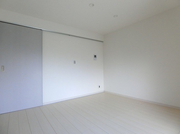 居室・リビング　白基調の明るいお部屋です。