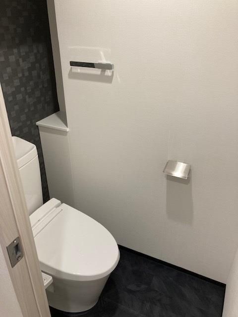 トイレ　落ち着いた色調のトイレです