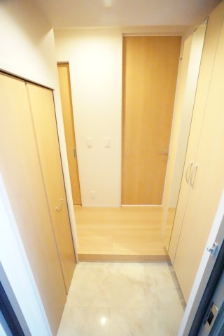 玄関　※同物件・反転タイプの写真です。