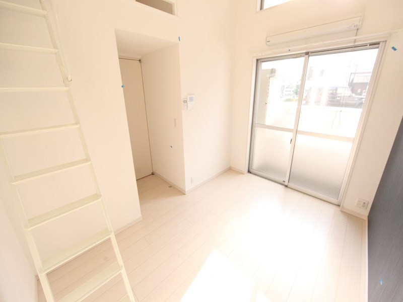 居室・リビング　洋室5.7帖　ロフト5.6帖（収納でもお部屋でも使えます）