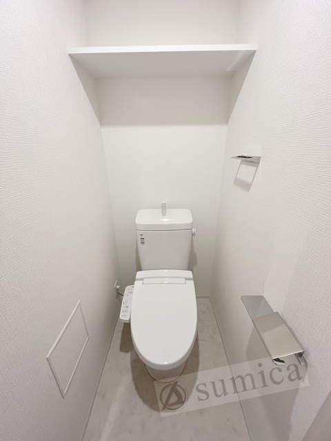 トイレ　人気アイテムの温水洗浄便座。清潔感のあるトイレです。