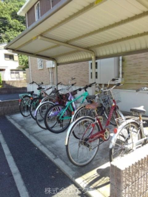 その他共有部分　屋根付きの駐輪場です。