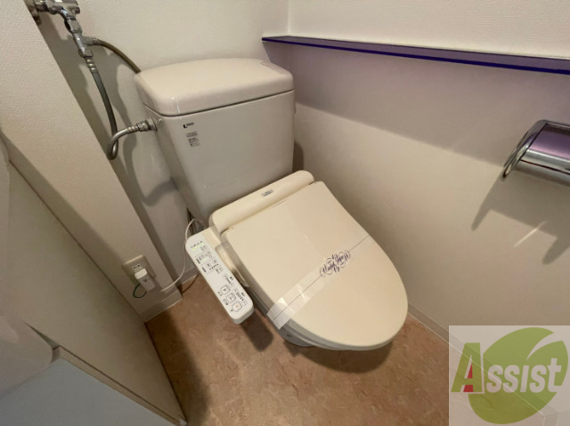 トイレ　ウォシュレット機能がついたトイレです。安心して使用できますね