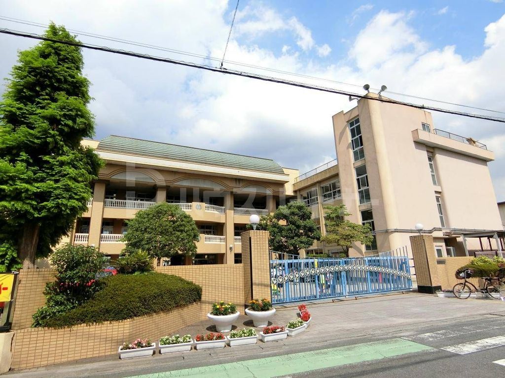 小学校　越谷市立越ケ谷小学校（小学校）まで610m