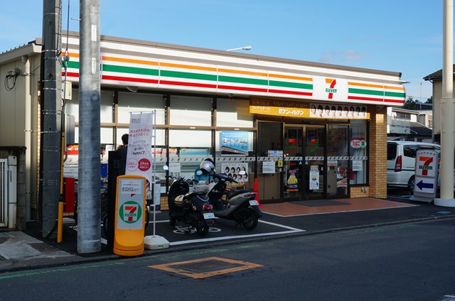 コンビニ　セブンイレブン（コンビニ）まで439m