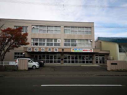 小学校　札幌市立篠路西小学校（小学校）まで883m