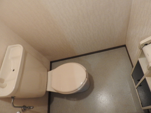トイレ　他のお部屋の参考写真となります。