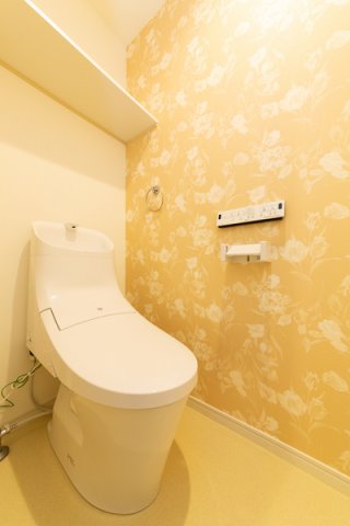 トイレ　落ち着いた色調のトイレです