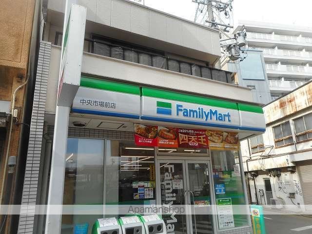 コンビニ　ファミリーマート（コンビニ）まで200m