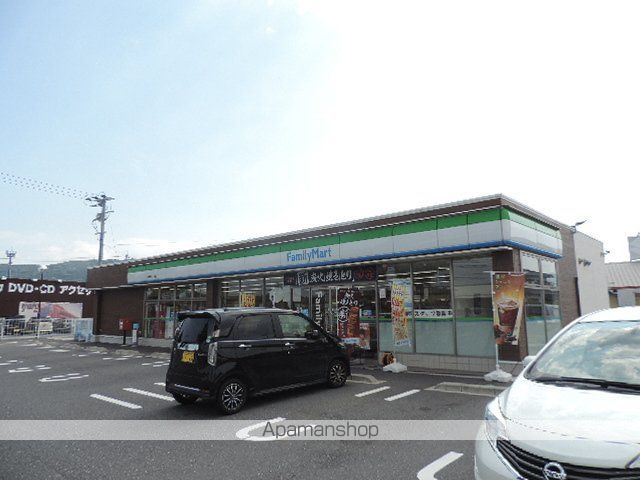コンビニ　ファミリーマート八幡御開三丁目店（コンビニ）まで494m