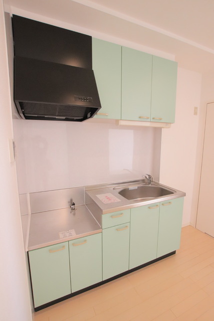 キッチン　アクセントカラーが爽やかで素敵です♪