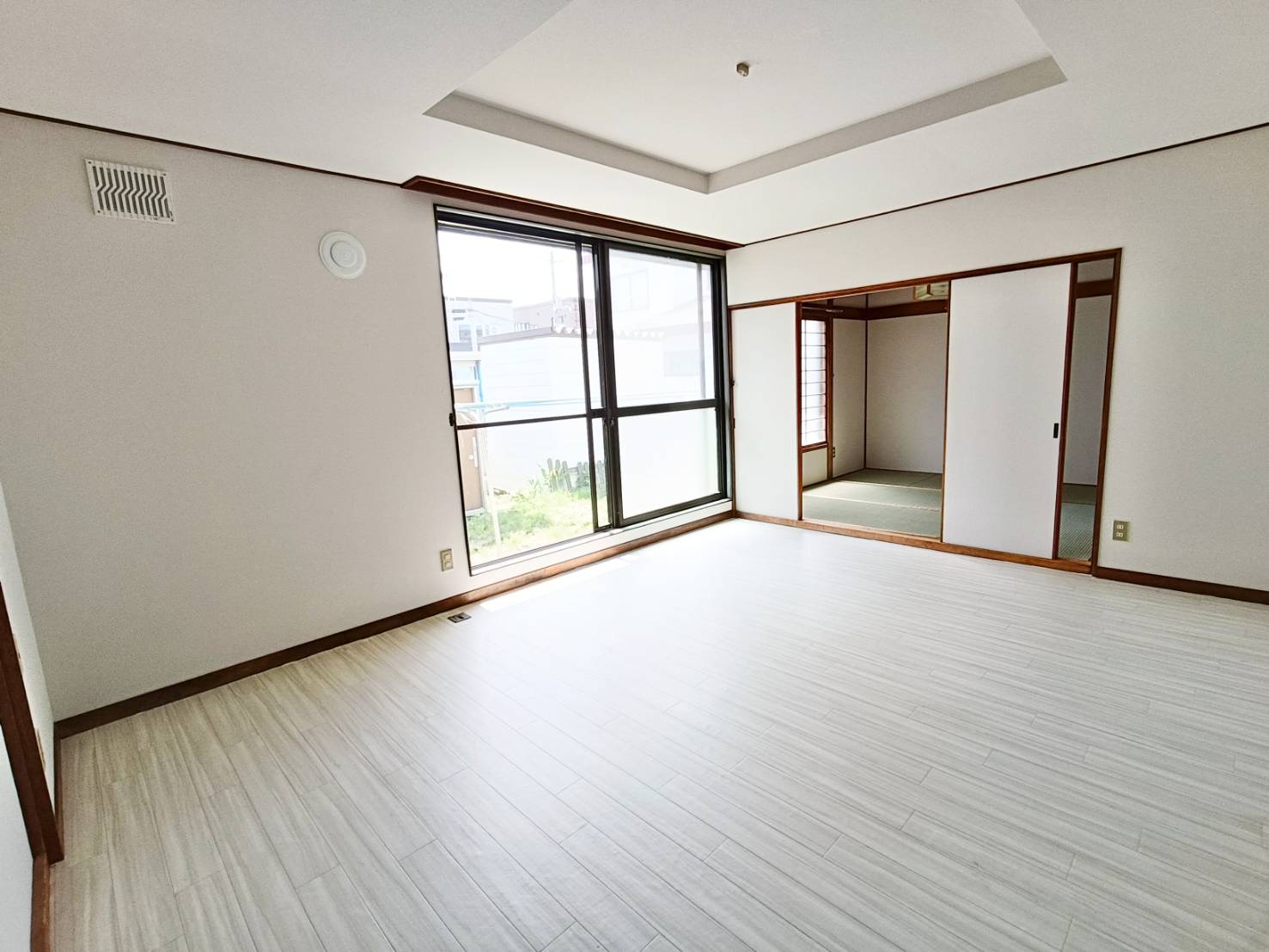 百合が原8丁目戸建の居間写真