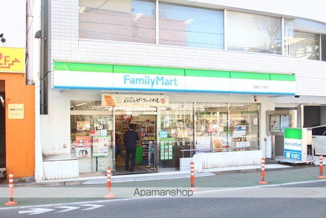 コンビニ　ファミリーマート（コンビニ）まで589m