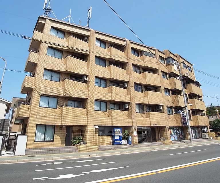 建物外観　２４号線沿いの、大きく目立つ外観