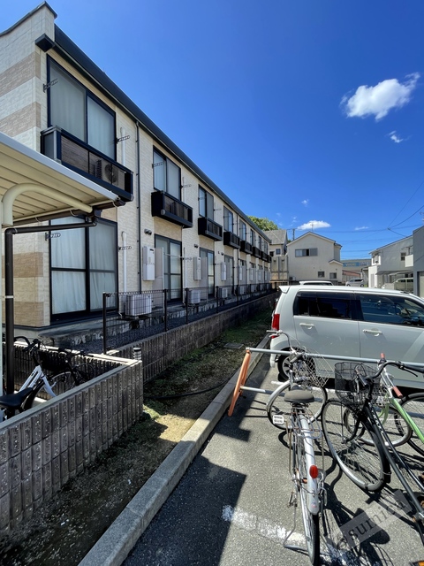 駐車場　シャーブなデザインが印象的