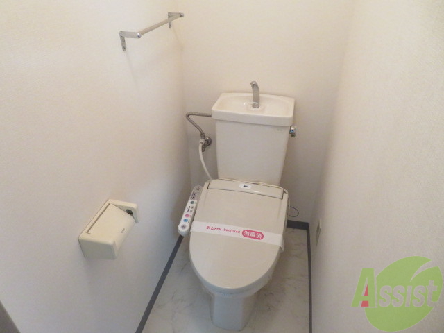 トイレ　ウォシュレット機能がついたトイレです。安心して使用できますね