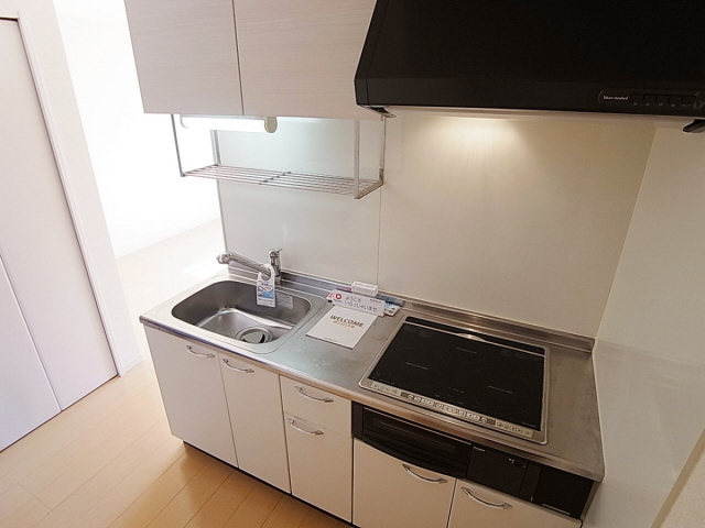 キッチン　システムキッチン。３口ＩＨコンロ、グリル付