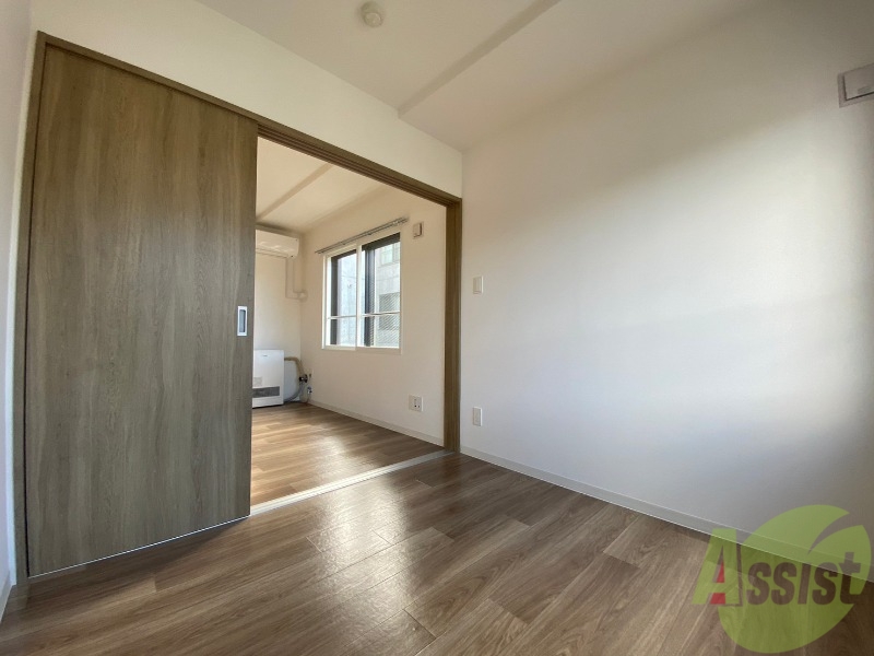 その他部屋・スペース　寝室はこちらです。光が差し込む、温かみのあるお部屋です。