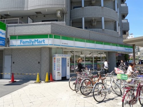 コンビニ　ファミリーマート天六駅前店（コンビニ）まで202m