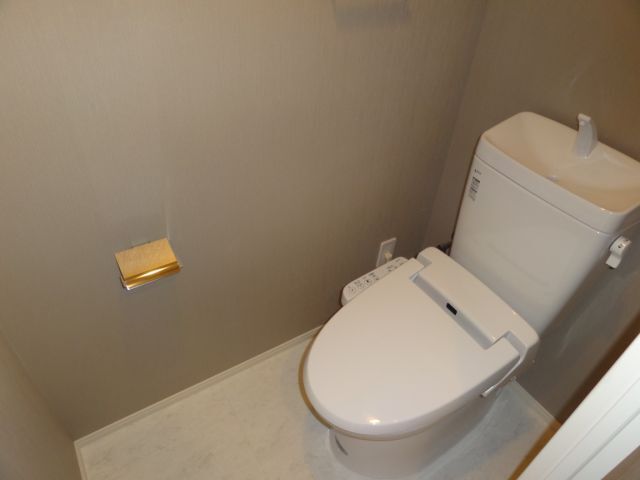 トイレ　シャワー付きトイレです。