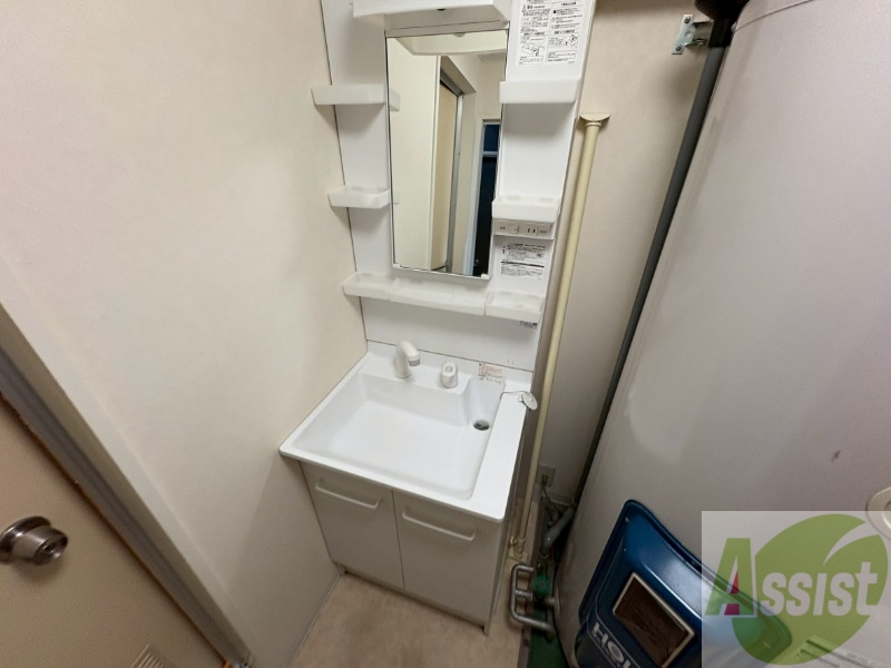 洗面設備　独立洗面台です。大きくてよいですね。シャンプーもできます。