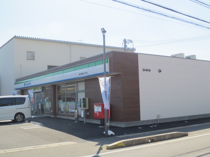 コンビニ　ファミリーマート（コンビニ）まで153m